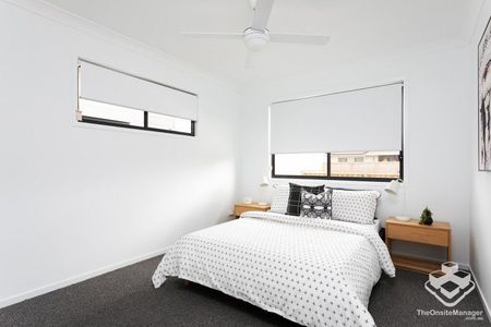 Breaking lease ,4 Bedroom Townhouse, Ducted aircon - Photo 3