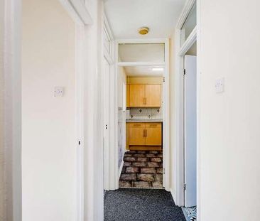 Brading Crescent, Wanstead, E11 - Photo 5