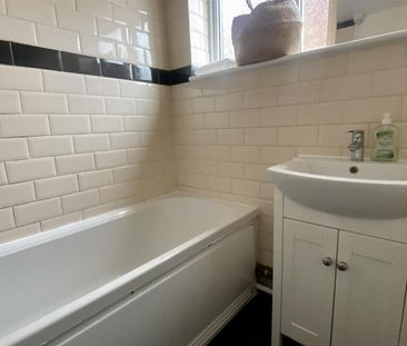 2 bedroom semi-detached bungalow to rent - Photo 3