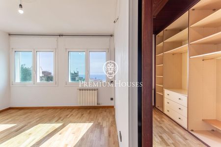 Casa esquinera con piscina comunitaria y preciosas vistas al mar - Photo 3