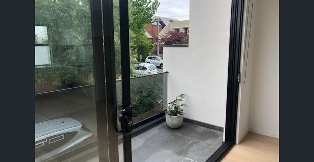 Ultra-modern home close to everything! - Photo 1