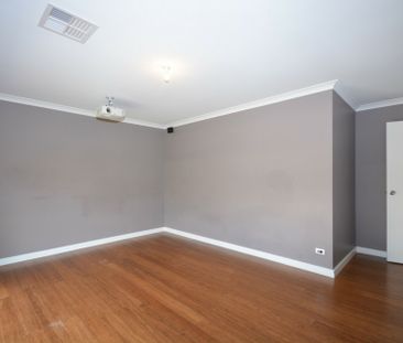 Large Family Home with Swimming Pool! - Photo 2