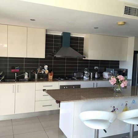 Spacious&comma; Modern Townhouse - Photo 3