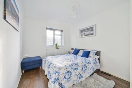 3 bedroom flat to rent - Photo 2