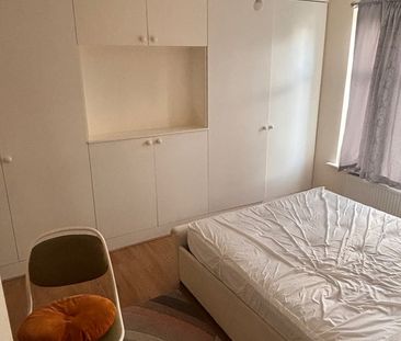 3 Bed Terraced House, Dixon Road, SE25 - Photo 3