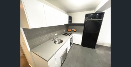 La Luna Apartment - Charming Split Level Apartment Central to all Amenities - Photo 4