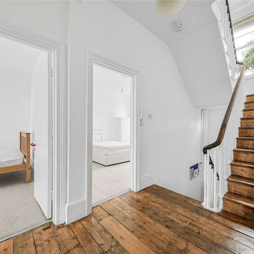 SHARER FRIENDLY - A split-level three bedroom, two bathroom apartment within this period conversion. - Photo 1