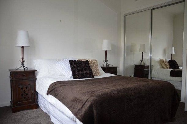 Fully furnished 2-bedroom apartment near Monash Uni (Caulfield) - Photo 1