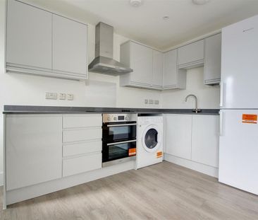 Arden Grove, Harpenden - Photo 1