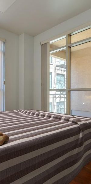 Vieux-Montréal et Cité Mmédia- Magnifique condo 3-1 /2, haut plafond - Photo 1