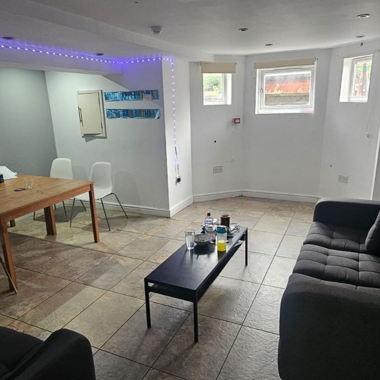 8 Bed - 11 Headingley Avenue, Headingley, Leeds - LS6 3ER - Student - Photo 1