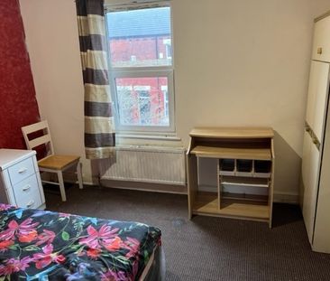 Room in a Shared House, Leslie St, M14 - Photo 2
