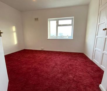 £1,400 PCM, Spacious Four Bedroom House with Off-Road Parking and L... - Photo 4