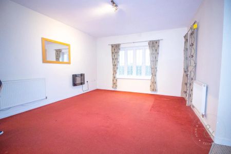 1 Bedroom Flat - Purpose Built - Photo 4