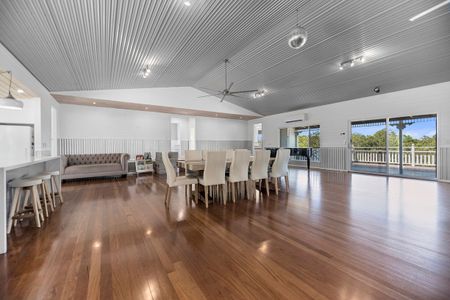 Luxurious Renovated Queenslander with Guest Studio and Pool - Photo 2
