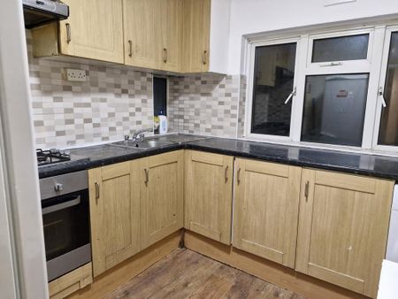3 bedroom flat to rent - Photo 4