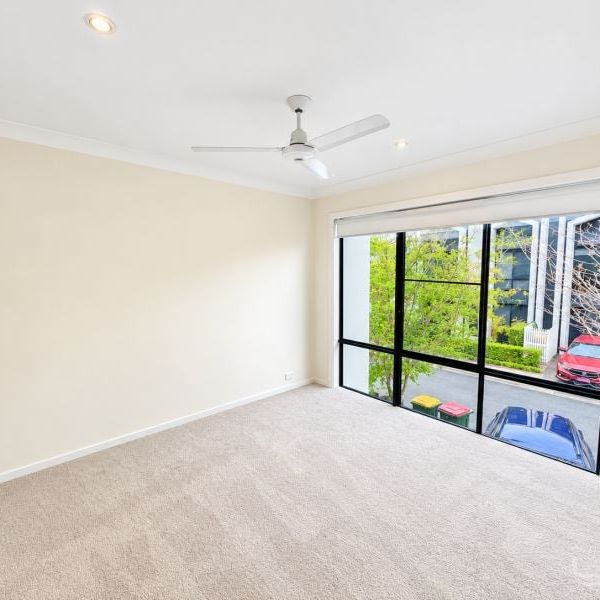 Modern 3 Bedroom Townhouse in the Heart of Pimpama - Photo 1