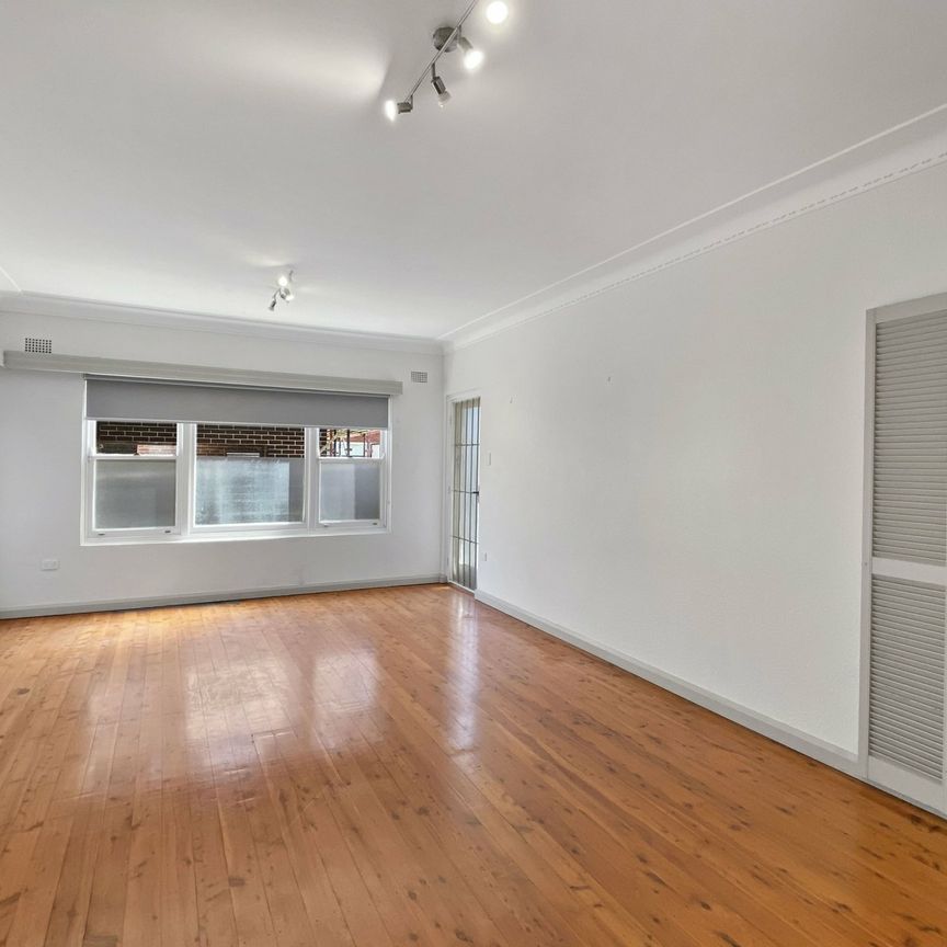 Beautiful 2 Bedroom Unit! - Photo 1