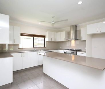 Exceptional Fully Airconditioned & Tiled Family Entertainer - Photo 2