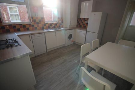 4 bedroom flat to rent - Photo 4