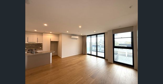 Modern 2 Bedroom Apartment, short walk to train - Photo 1