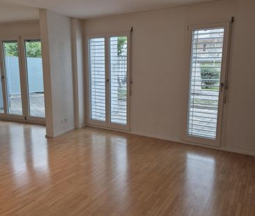 3.5 Zimmer Wohnung zentral mit grossem Sitzplatz - Photo 1