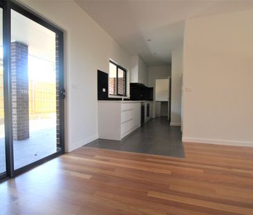 STUNNING TOWNHOUSE IN CHADSTONE - Photo 2