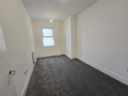 3 bedroom flat to rent - Photo 3