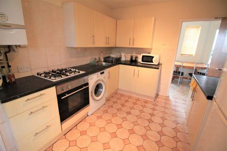 5 bedroom end of terrace house to rent - Photo 4