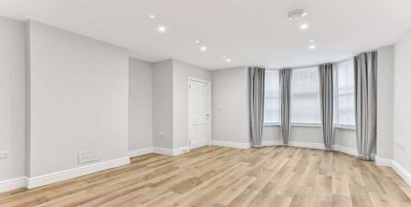 A modern two bedroom lateral flat located in a secure period building in the heart of Mayfair. - Photo 4