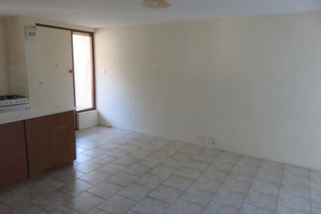 Unfurnished 2 bedroom Unit - Photo 4