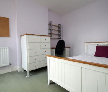 4 bedroom end of terrace house to rent - Photo 2
