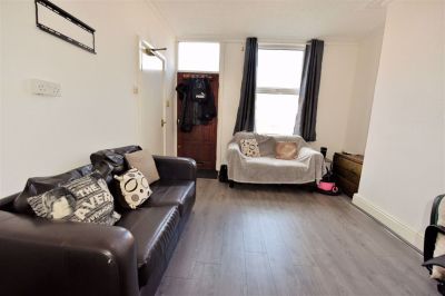 2 bedroom House in Harold Mount, Leeds - Photo 2