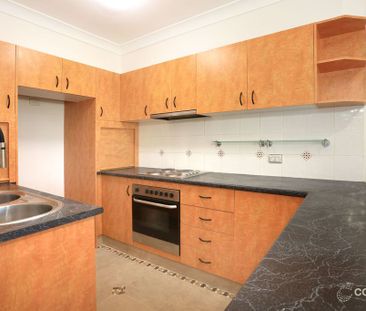 Spacious & Versatile Townhouse - Photo 2