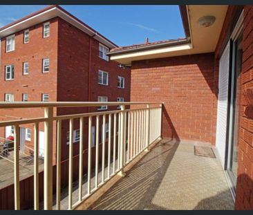 Stylish Inner-City Living with Coastal Convenience - Photo 4