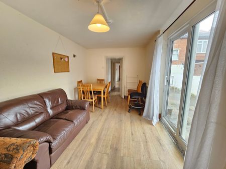 6 Bed Student Accommodation - Photo 2