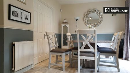 Cosy room in 5-bedroom house in Sandyford, Dublin - Photo 2