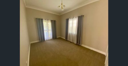 Refurbished three bedroom house - Photo 2