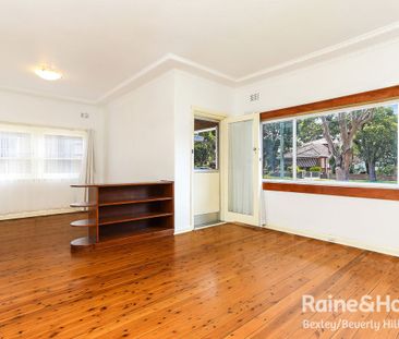 Charming 2-Bedroom Flat in Prime Kingsgrove Location - Photo 1