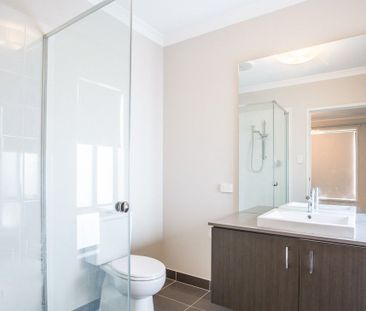 Spacious 4 Bedroom Home Opposite Parkland - Photo 4