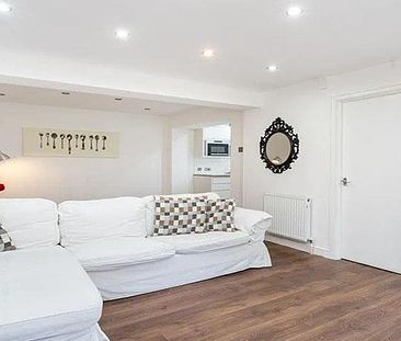 Stunning three bed two bath property set within a private development - Photo 4