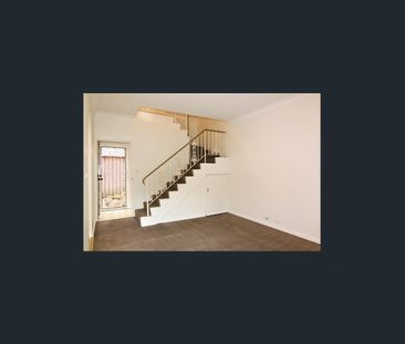 Well maintained 3bedroom townhouse with double garage - Photo 6