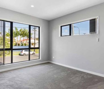 Mount Albert Gem: Spacious 3-Bedroom Townhouse with Garage - Photo 5