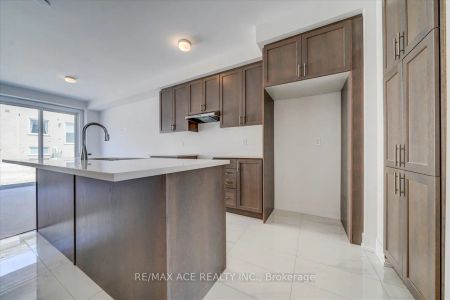 Condo Townhouse For Lease | E9033646 - Photo 5