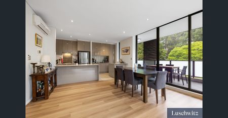 LUXURY LIVING IN PRIME LOCATION - Photo 2