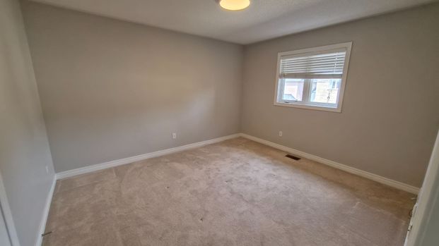 For Lease - 118 Flagstone Way, Newmarket, Ontario - Photo 1