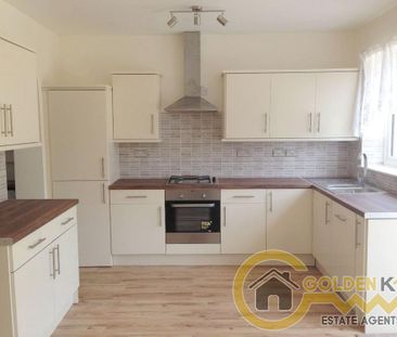 4 bedroom semi-detached house to rent - Photo 4