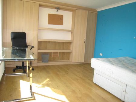 4 bedroom terraced house to rent - Photo 4