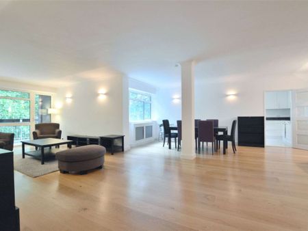 Large three bedroom furnished apartment set within a portered block with a private garage - Photo 5