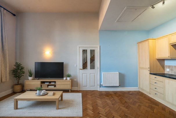 2 bedroom mews to rent - Photo 1